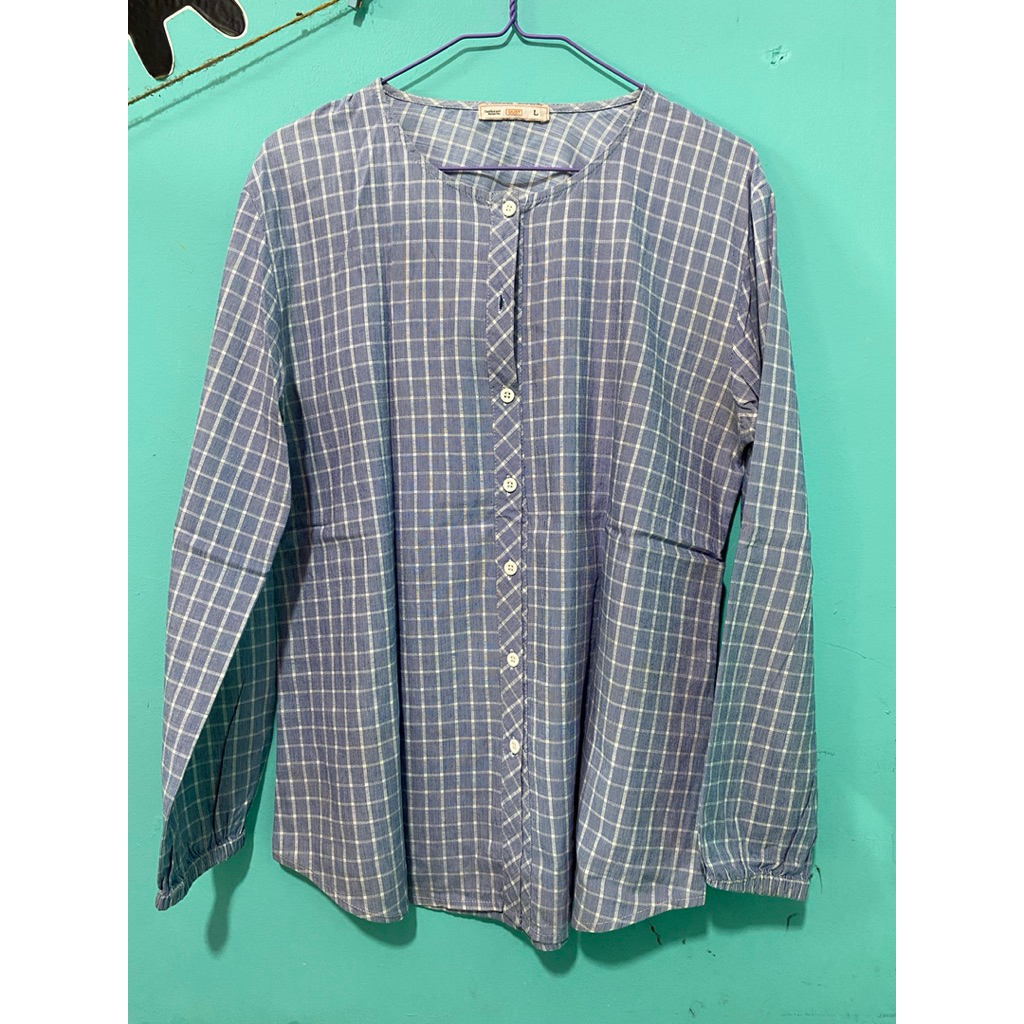 kemeja biru kotak dust