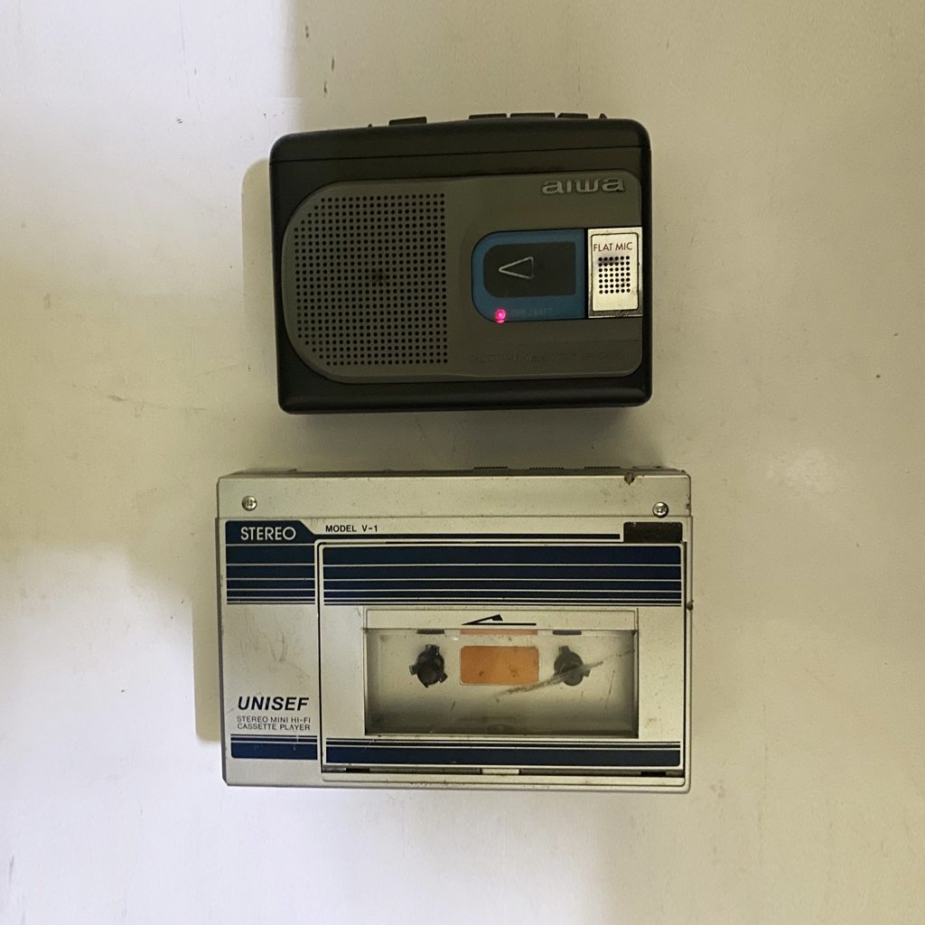 paketan walkman jadul Aiwa dan uniseft japan gambling