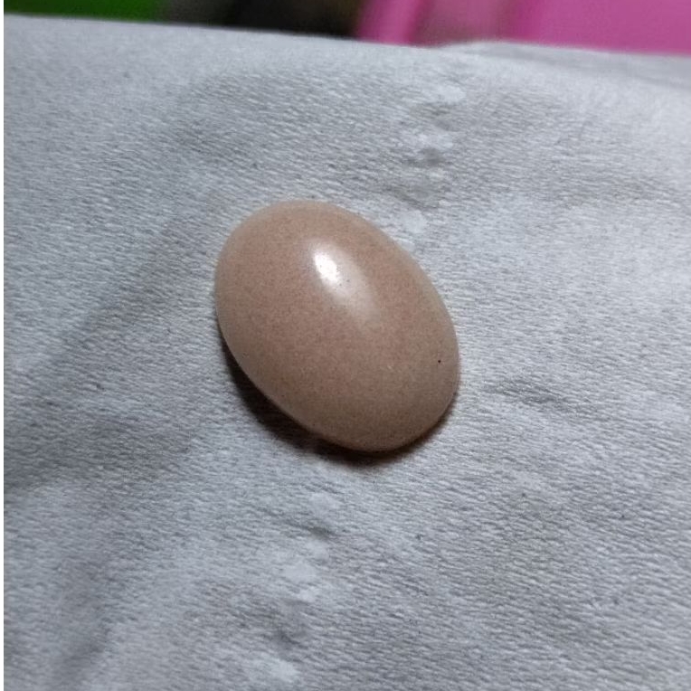 Batu fosfor merah natural menyala dalam gelap