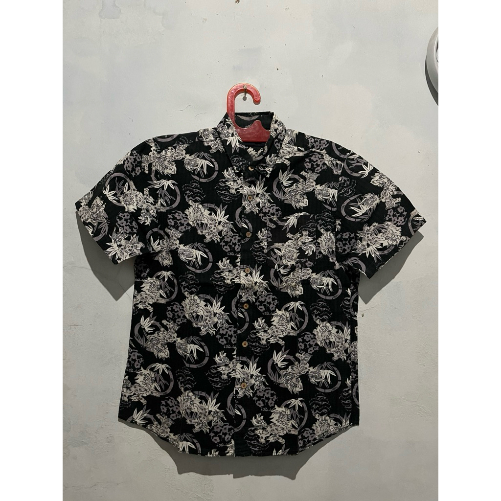 kemeja motif naga