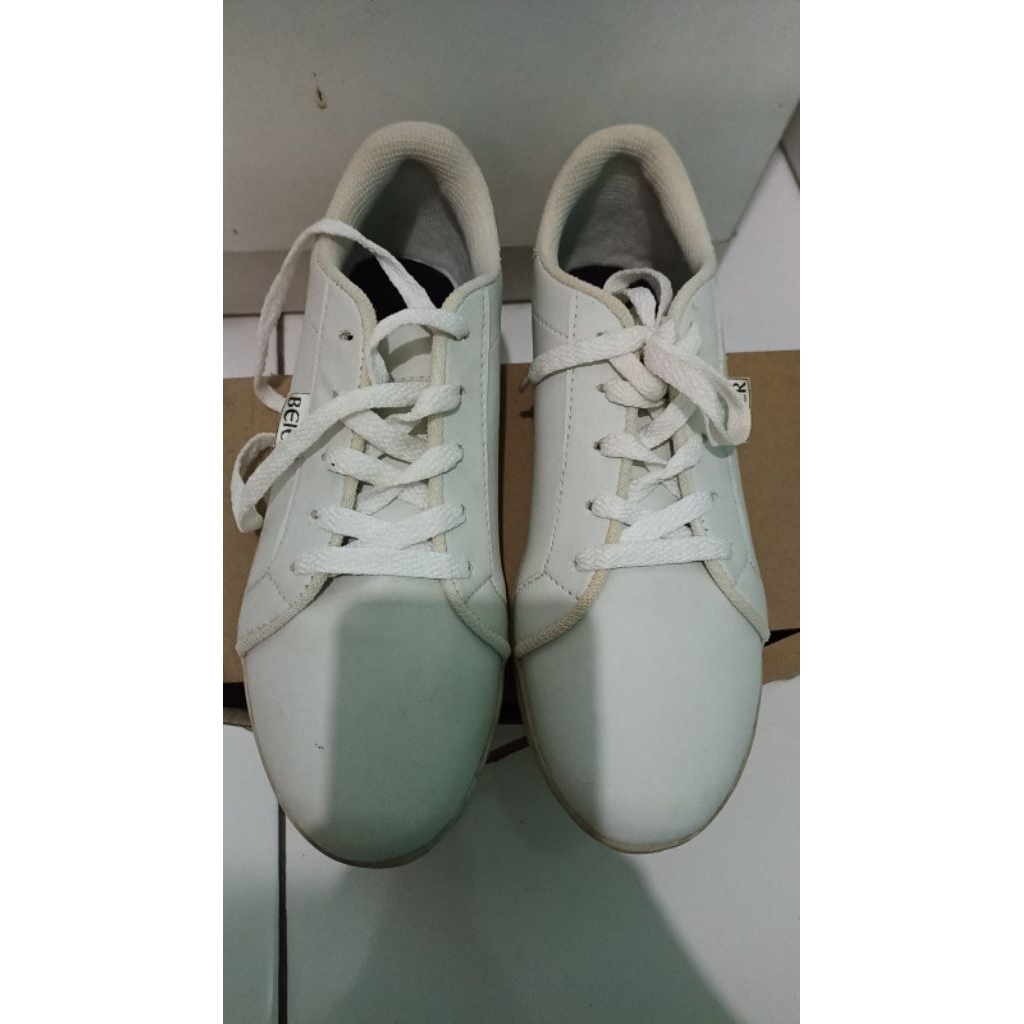 PRELOVED — Sepatu putih