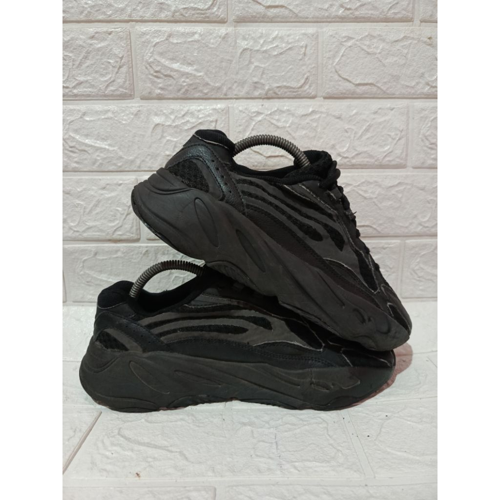 Sepatu Sneakers 4dd4s Yeezy boost 700 v2 Vanta size - 41,5