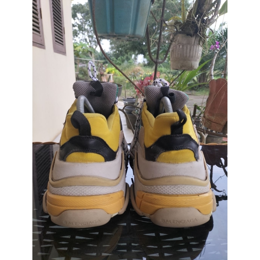 SepatuBalenciaga