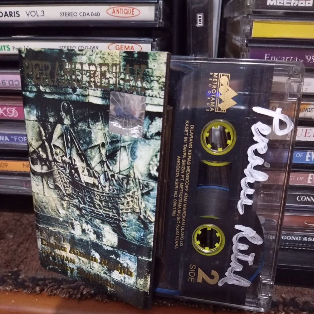 kaset pita perahu retak