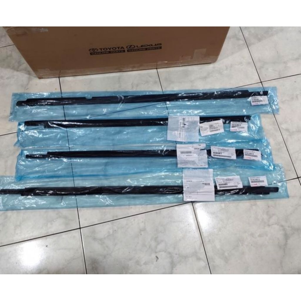 Pelipit karet kaca luar pintu innova 2004 2005 2006 2007 2008 2009 2010 2011 2012 2013 2014 2015 ori