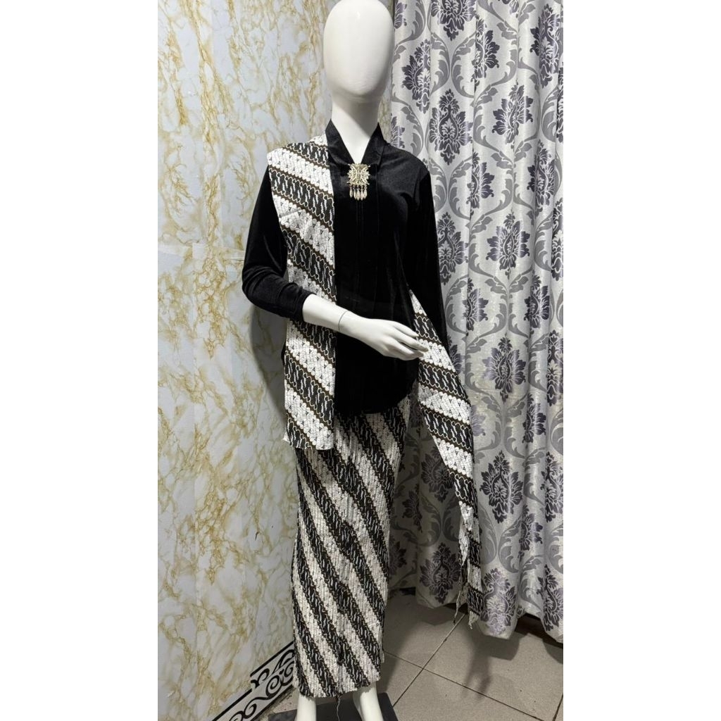 Setelan Kebaya Kartini Encim Bludru / Kebaya + Selendang + Jarik Motif Lereng Sogan Putih