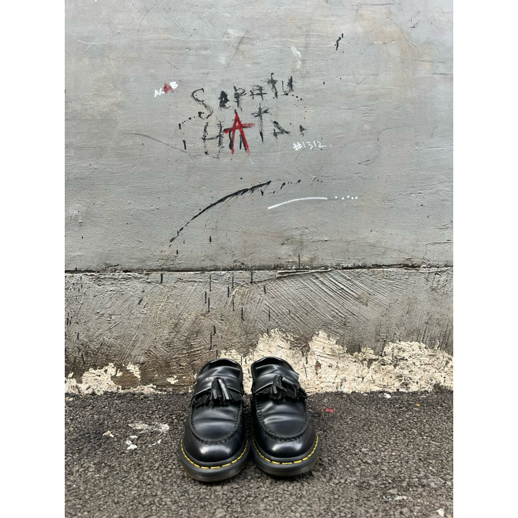 Dr. Martens Adrian Tassel