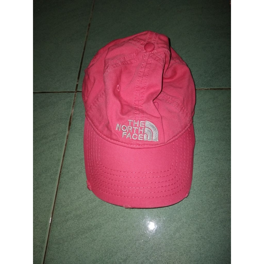 topi pink tnf