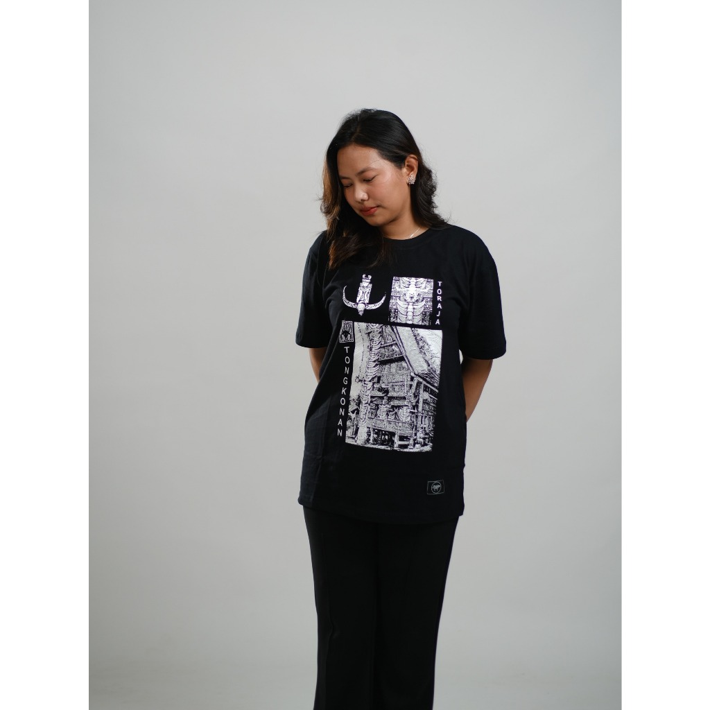 Kaos Distro Toraja Motif Tongkonan Toraja SLT 057 – Kaos Solata Pria Wanita | Combed 24s Premium Lem