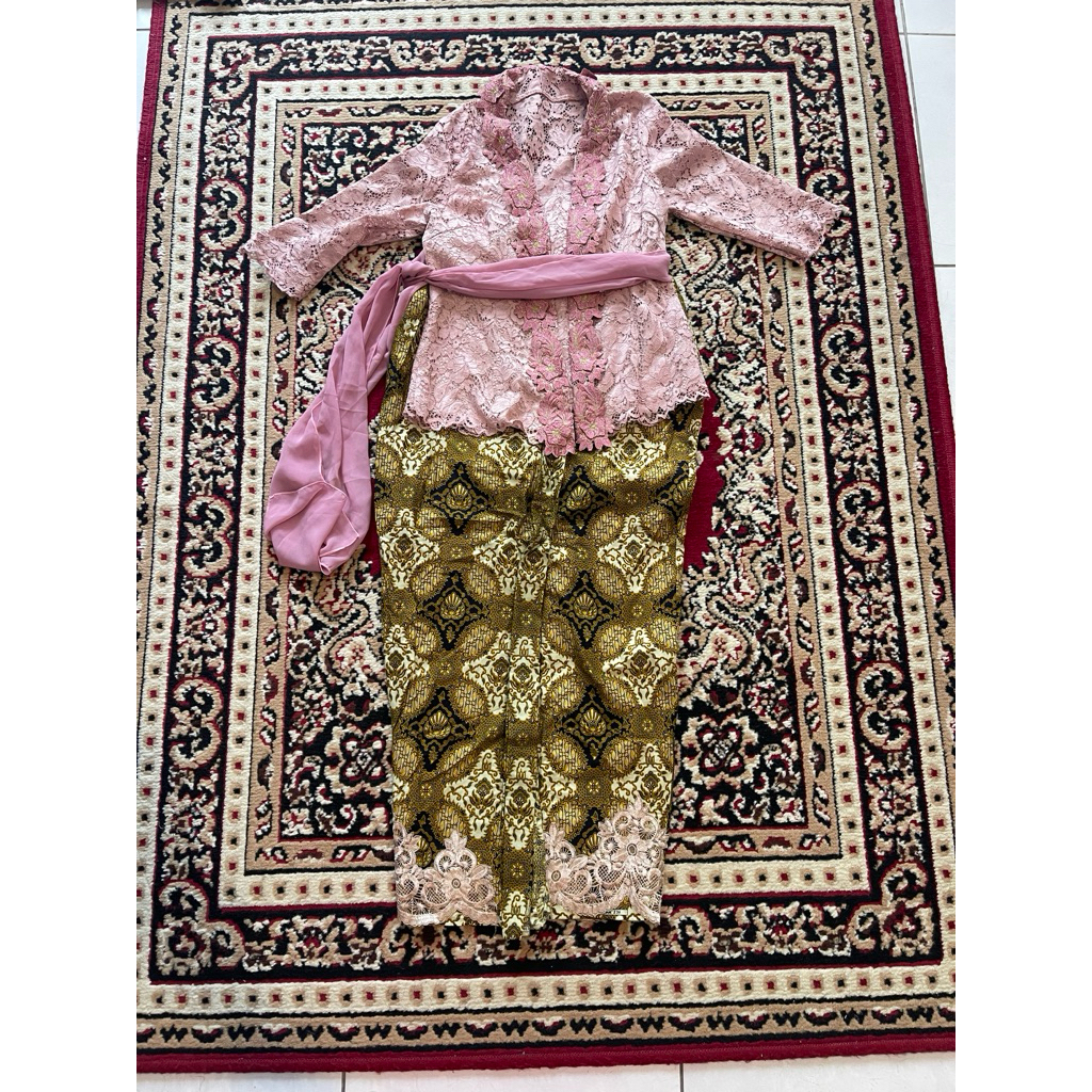 Kebaya pink