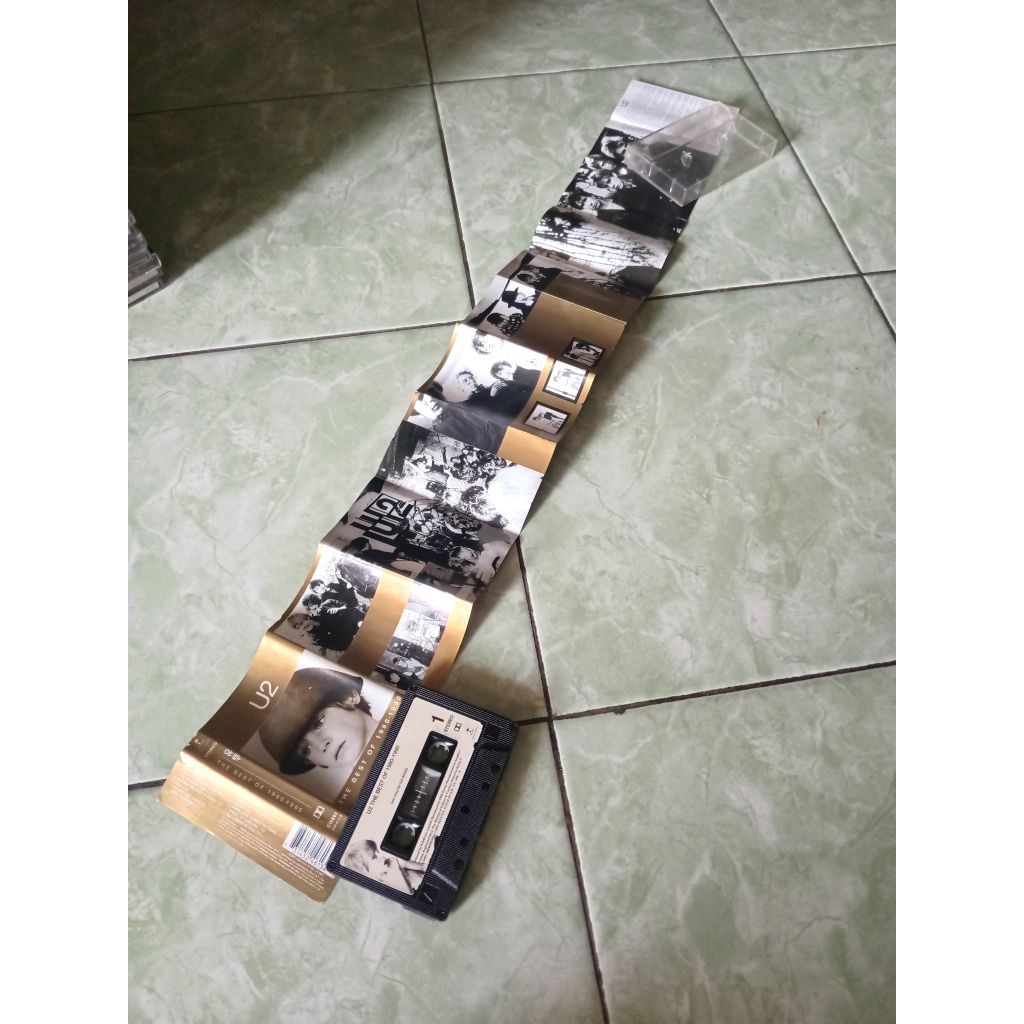 Kaset U2 Import The Best 1980-1990/Import korea