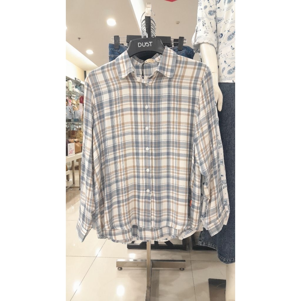 Kemeja kotak wanita brand DUST