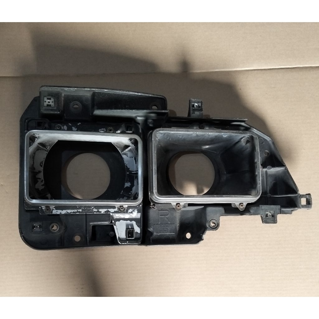 Dudukan Rumah Lampu Depan Isuzu Elf Lama Original