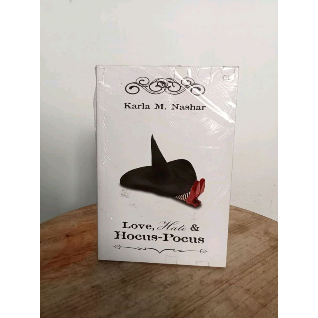 Novel Metro Pop : Love, Curse & Hocus Pocus