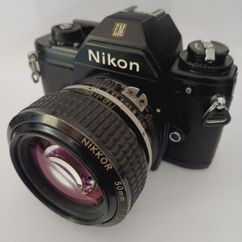 DIJUAL NIKON EM + LENSA 50MM NIKON F1.2