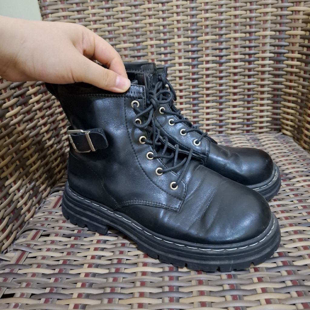 Preloved Boots Wanita Hitam Size 40