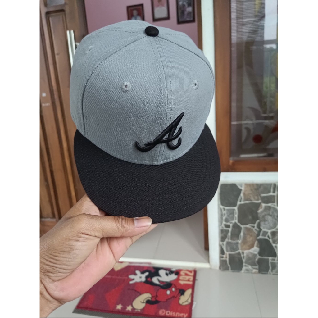 Topi New era size 7 Atlanta braves