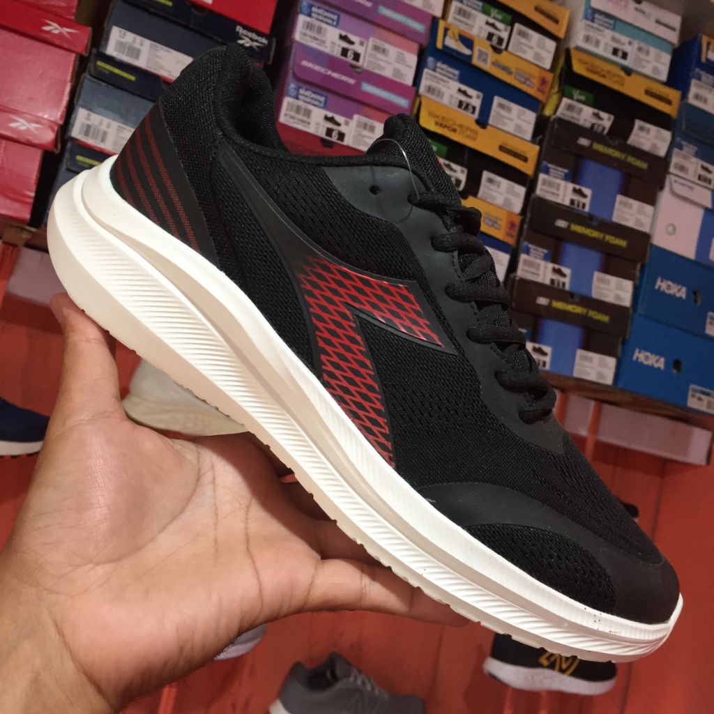 Sepatu Pria Diadora KENICHI Hitam Original Ukuran 42,43 dan 44