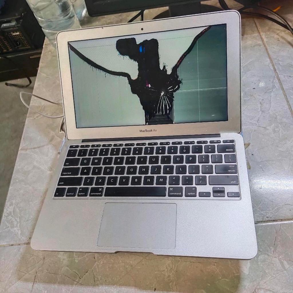 macbook air 11 A1370 2011 core i5 mesin nyala dan tampil lcd pecah tanpa SSD batre dan adaptornya