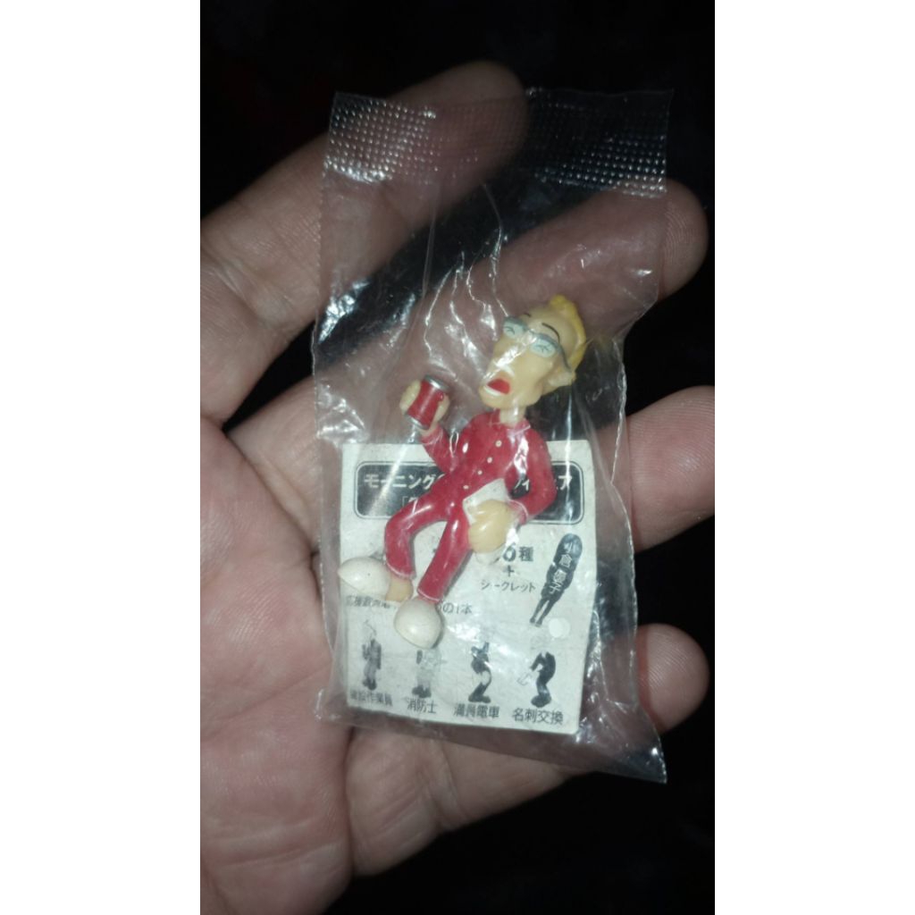 figure kakek baju merah dapat dari gatcha