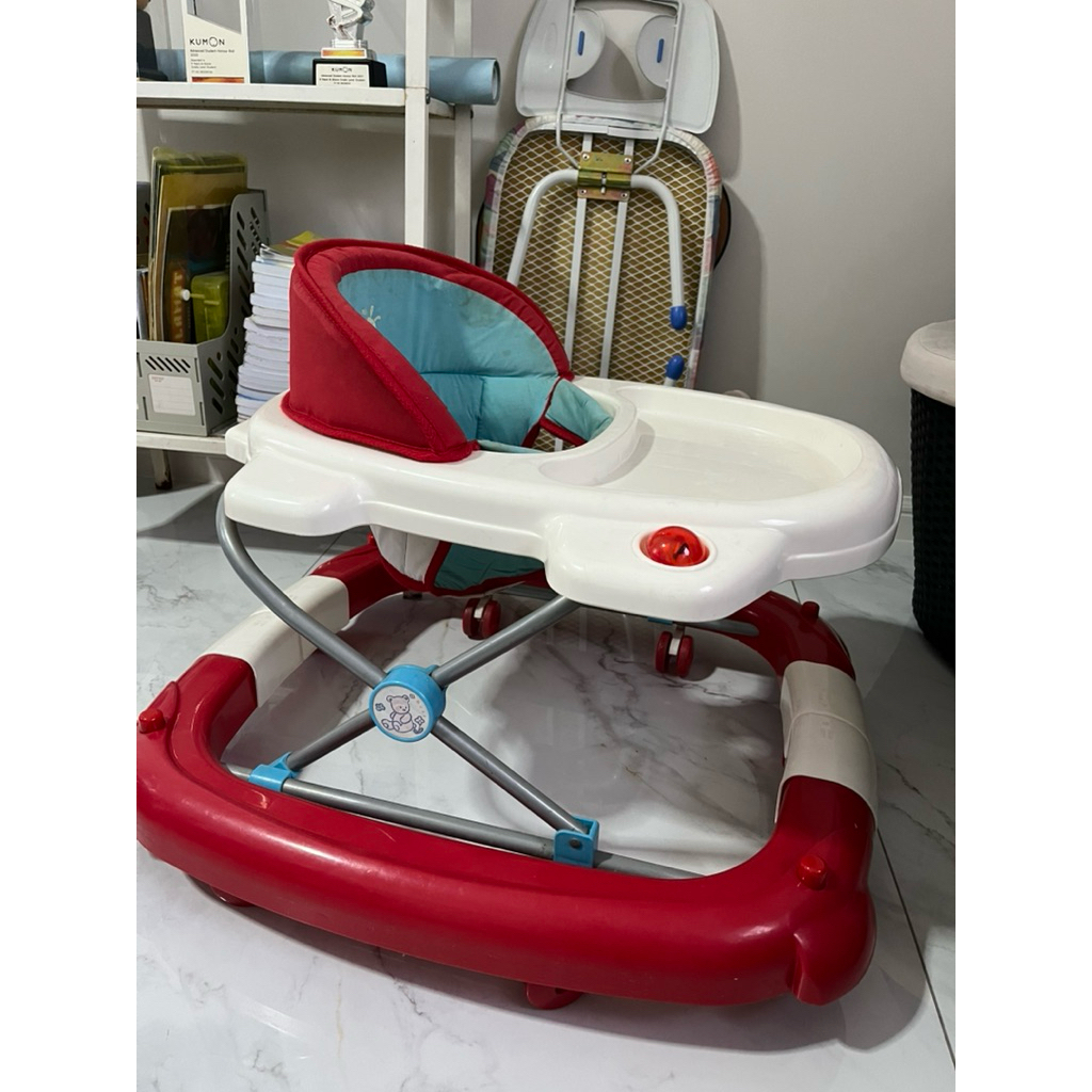 Baby walker dengan kursi duduk preloved.