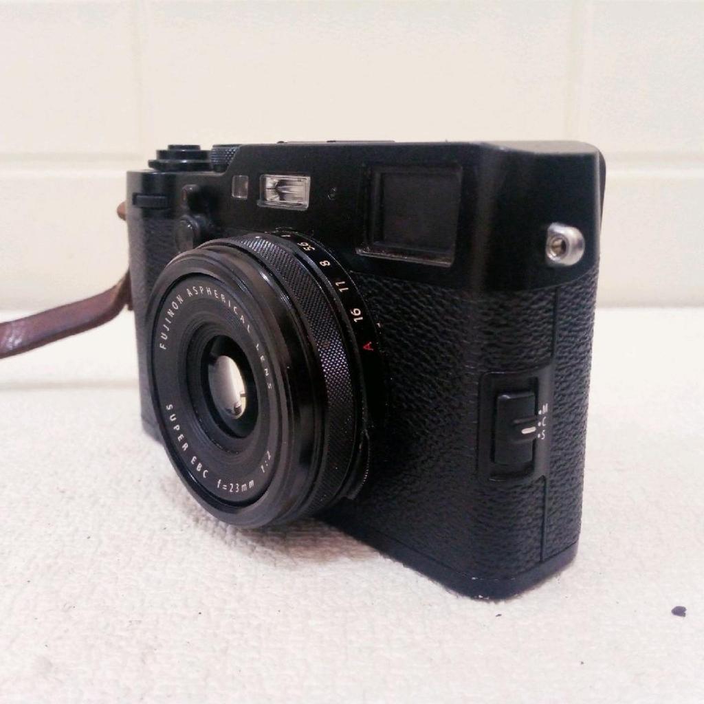 Fujifilm X100F lensa f 23mm kamera mirrolles second Camera Mirrorless