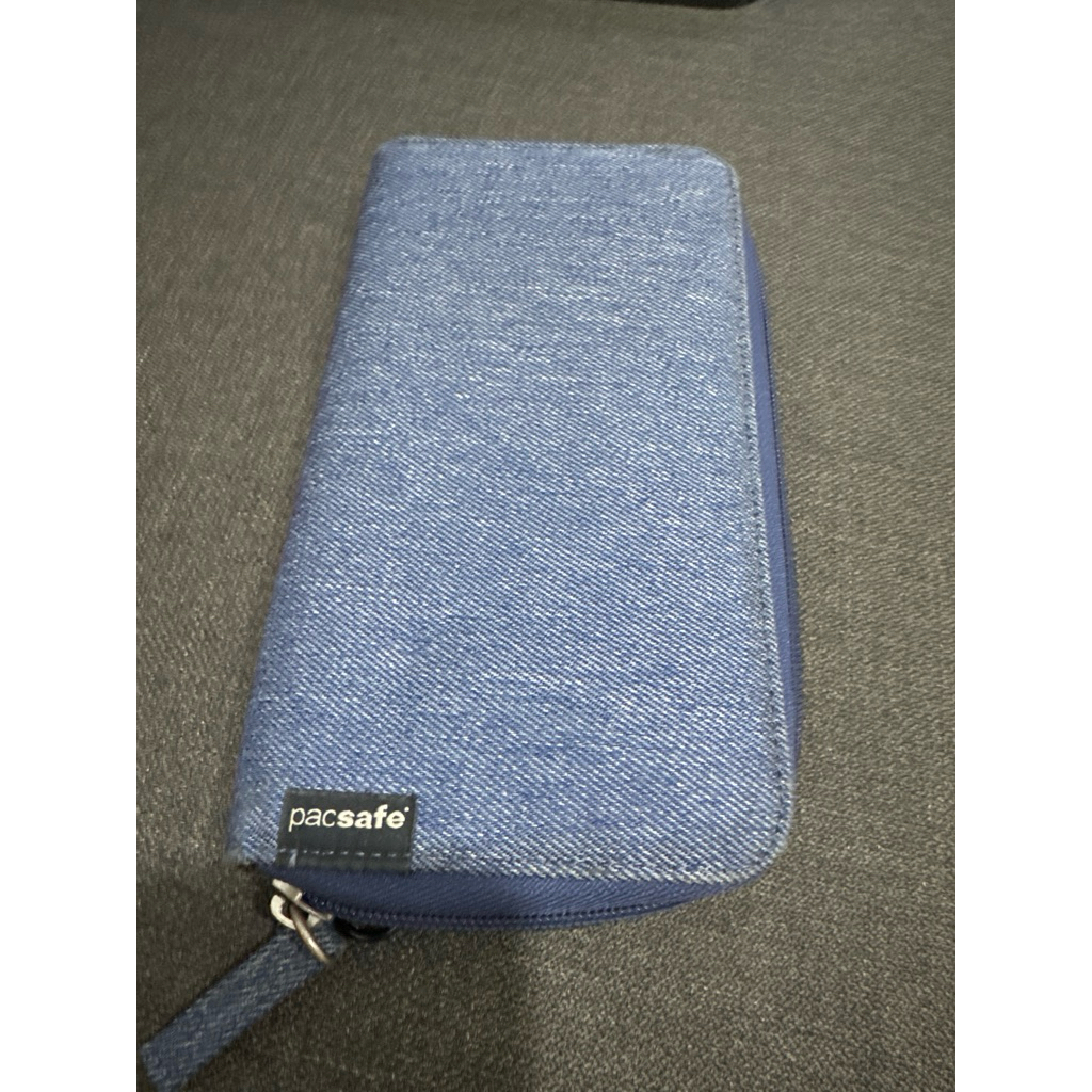 Dompet wanita pacsafe blue