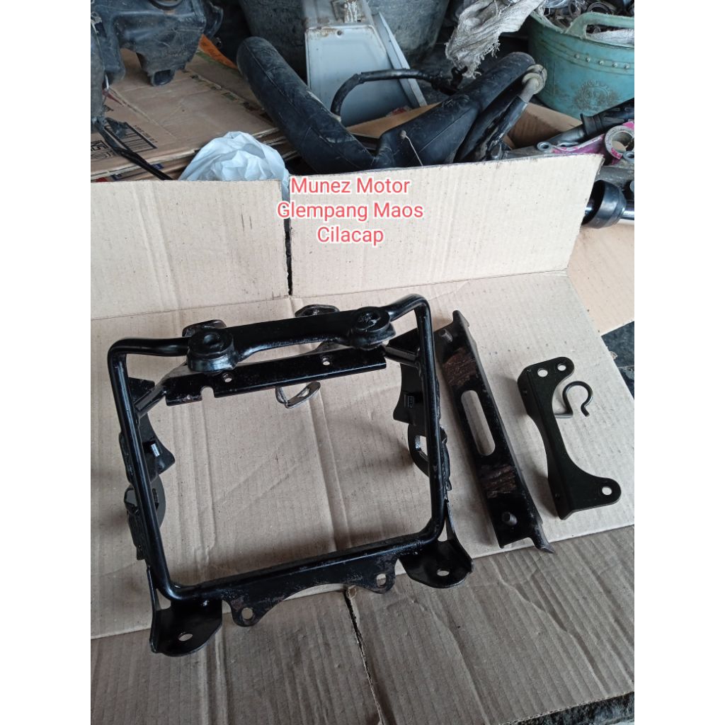Braket Barong Ninja R original / Dudukan lampu depan ninja R original