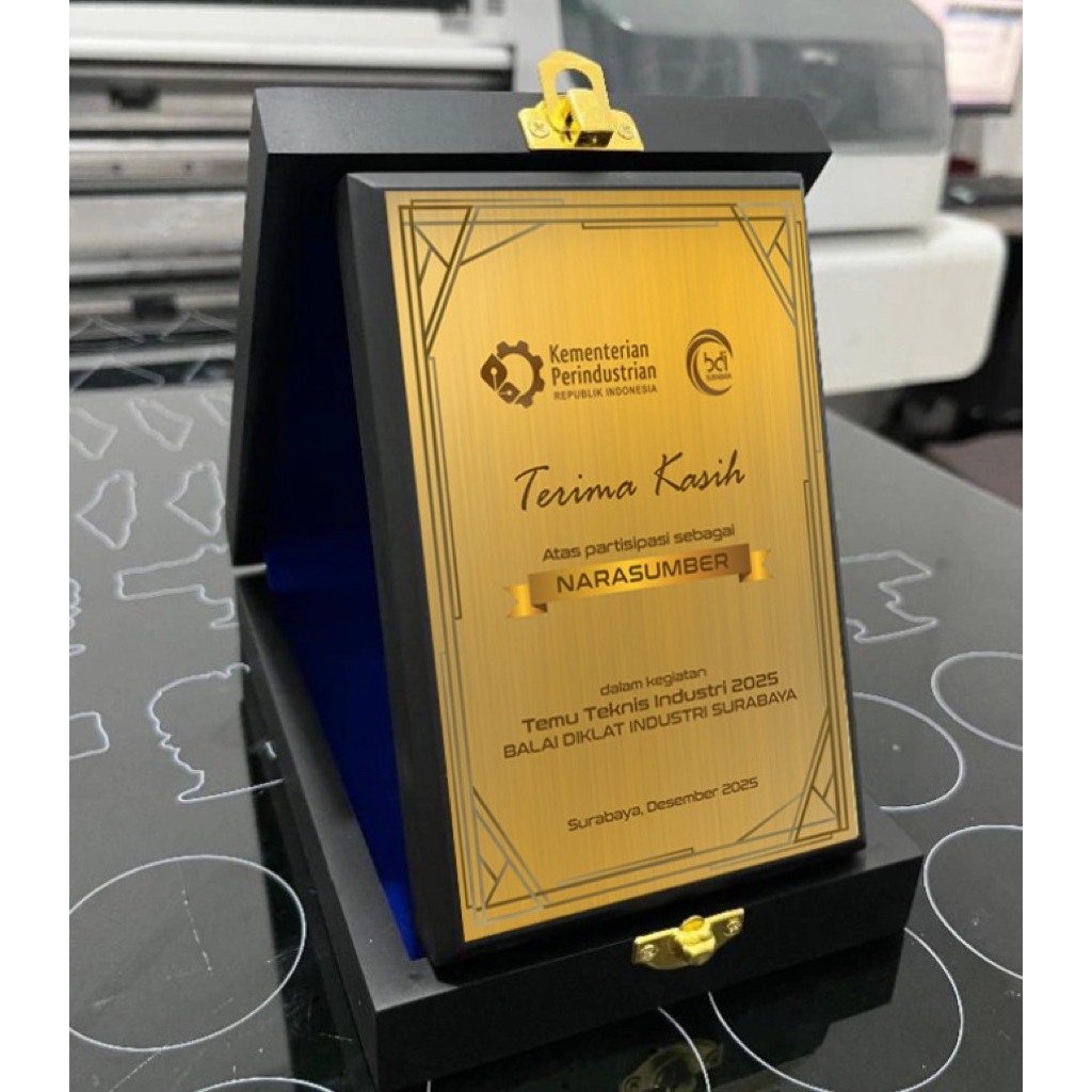 Plakat Kayu Plat Gravoply Gold