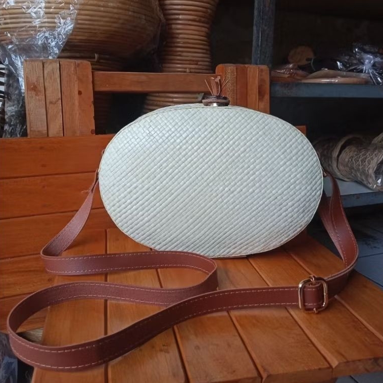 Tas selempang pandan / Tas pandan selempang / Tas selempang pandan oval / Tas wanita / Tas remaja / 