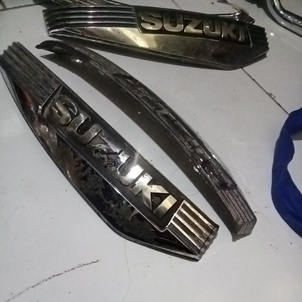 EMBLEM LOGO TANGKI SUZUKI RC 80 RC 100 ORIGINAL