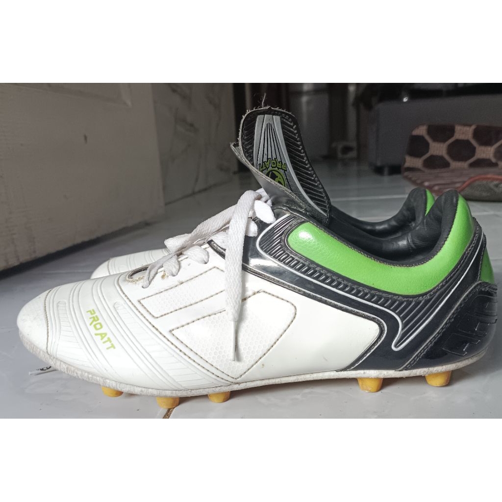 Sepatu Bola Pro Att size 42