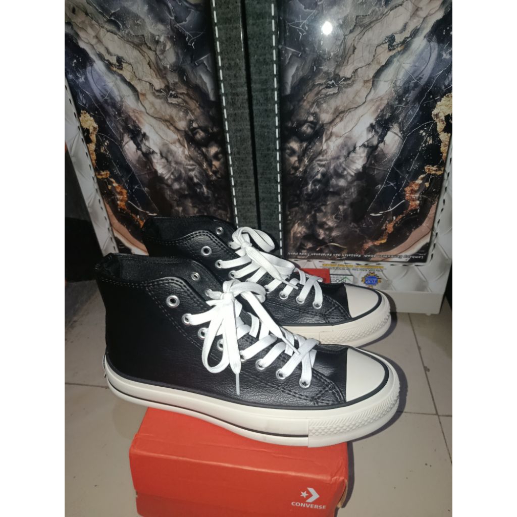 Sepatu converse kulit hitam putih