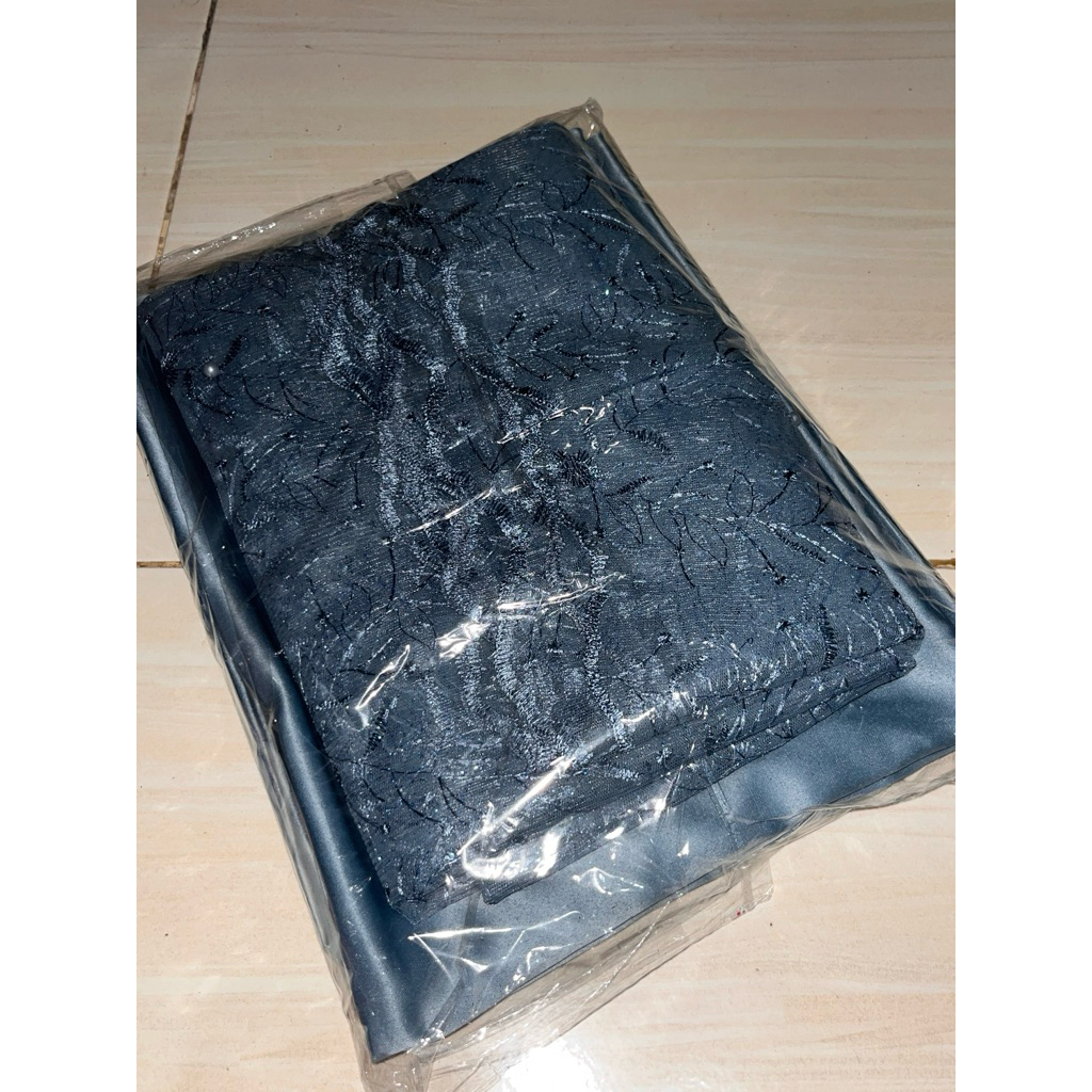 Kain Seragam Among Tamu