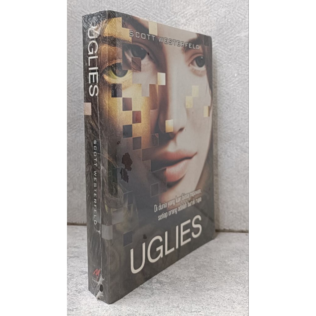 Buku original*Novel Uglies*Scott westerfeld Di dunia yang luar biasa rupawan setiap orang adalah bur