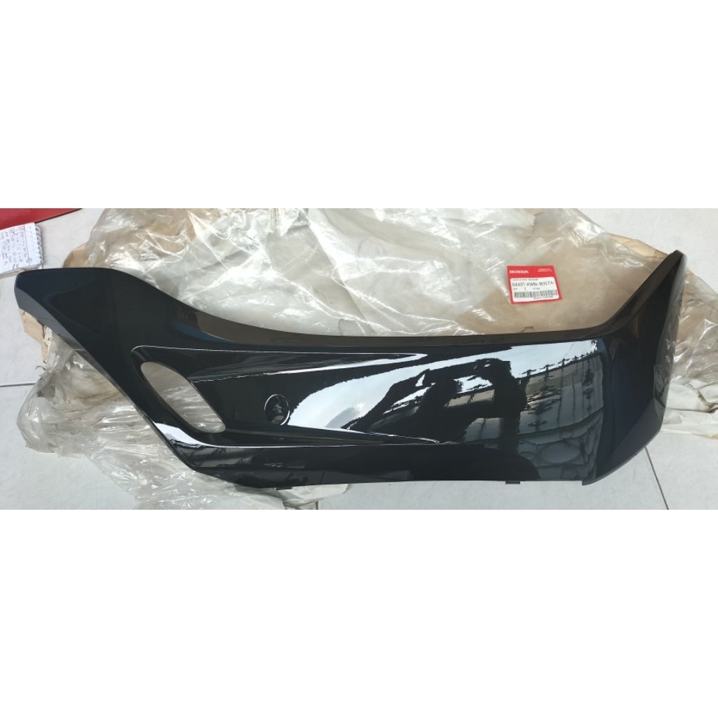 64431-KWN-900ZA COVER DEK BAWAH SEBELAH KANAN Honda PCX 125/150 HITAM ORI AHM CBU THAILAND