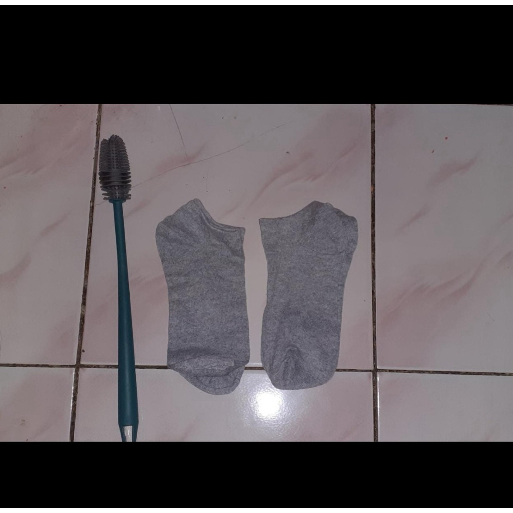 kaos kaki abu pendek