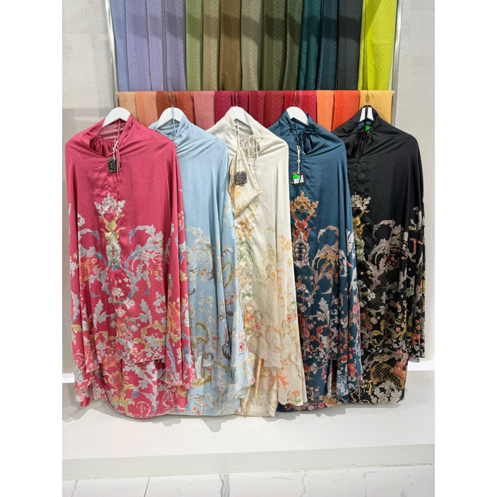 Royal Prayer Rube Buttonscarves