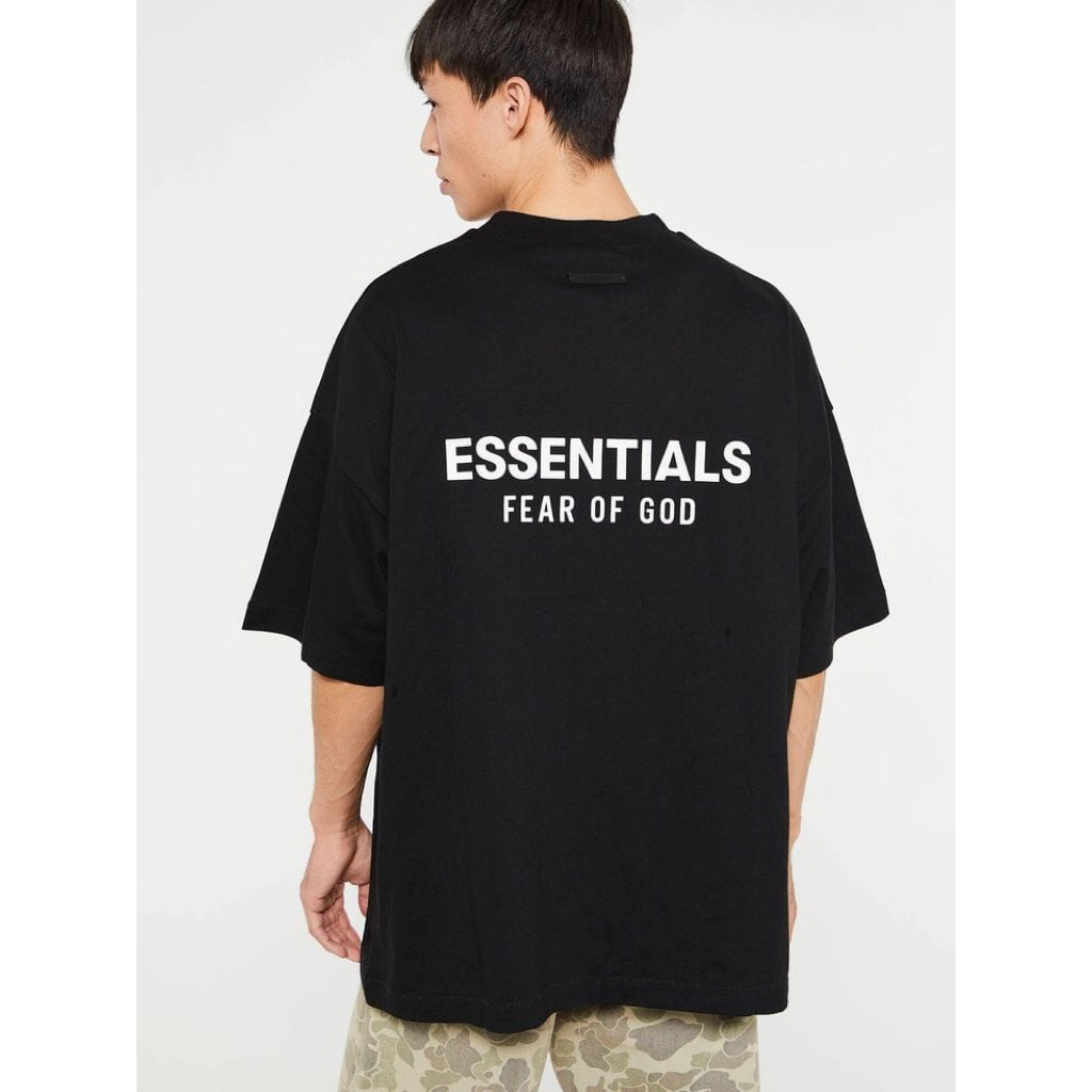 Kaos Fear of God Essentials Los Angeles Back Rubber Patch Reflective Text Logo Hitam - Abu - Convert