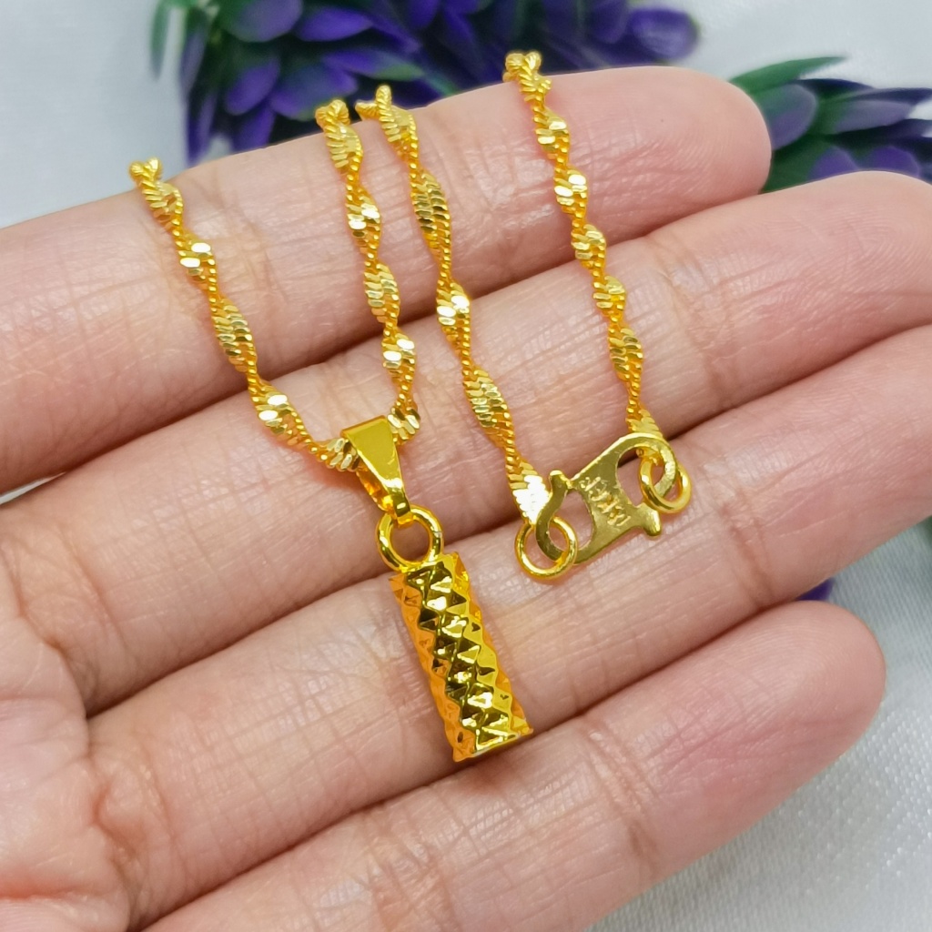 Ini adalah kalung baru, berbentuk seperti batangan emas kecil, dibuat di Hong Kong dan dilapisi deng