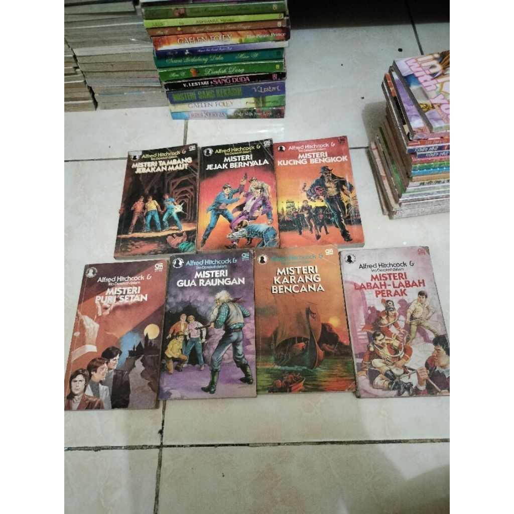 Novel Alfred Hitchock - Trio Detektif Vol. 1 8 10 13 15 24 42 (7 Buku)