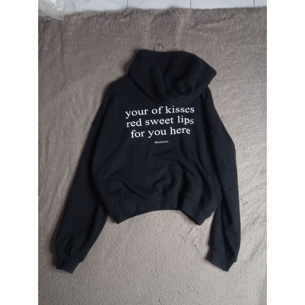 SATISFACTION HOODIE BOXY KISS ME BLACK