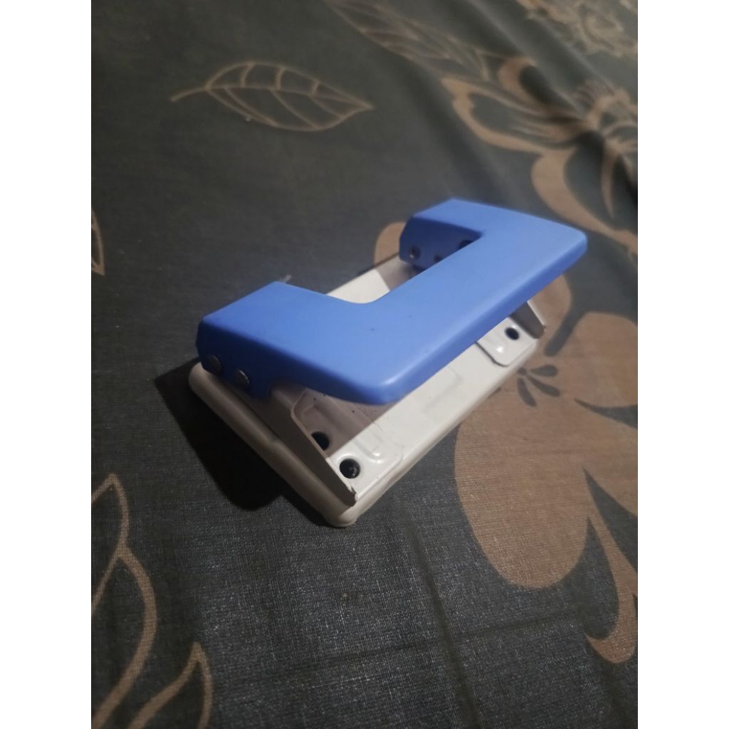 alat plong / pembolong kertas