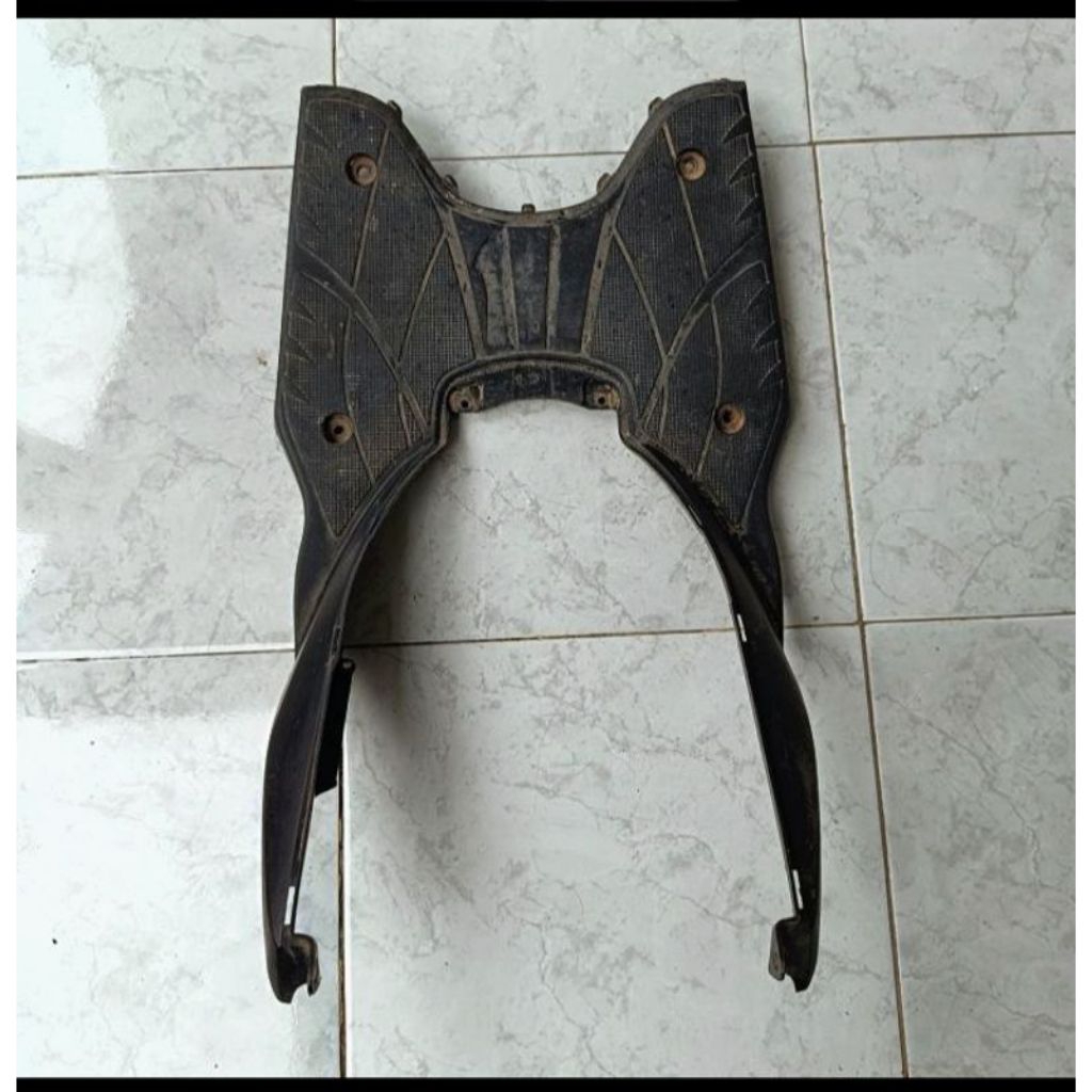 cover pijakan kaki spin 125 . injakan kaki spin 125 original