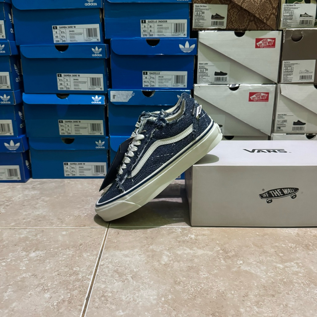 Vans premium old skool 36 frayed denim x invincible (Resmi PT NAVYA)