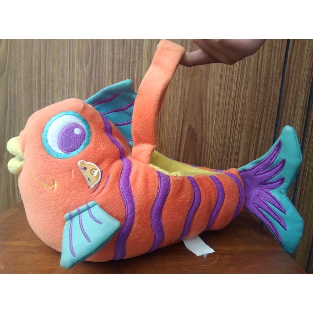 boneka ikan tempat sesuatu lucu