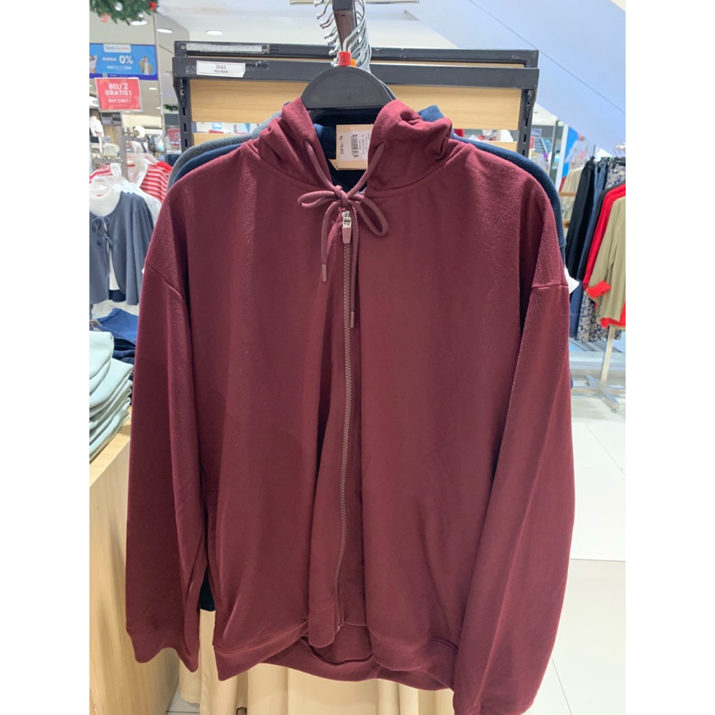 Jaket  zipper wanita dari brand Nevada ori matahari. untuk ketersediaan stock bisa chat dulu