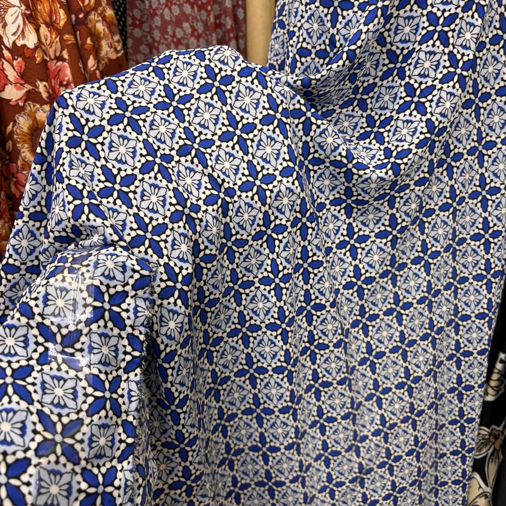 Kain Zara Crepe Motif Geometris Biru Putih | Adem & Jatuh | Bahan Dress Blouse Gamis | Per 1/2 Meter