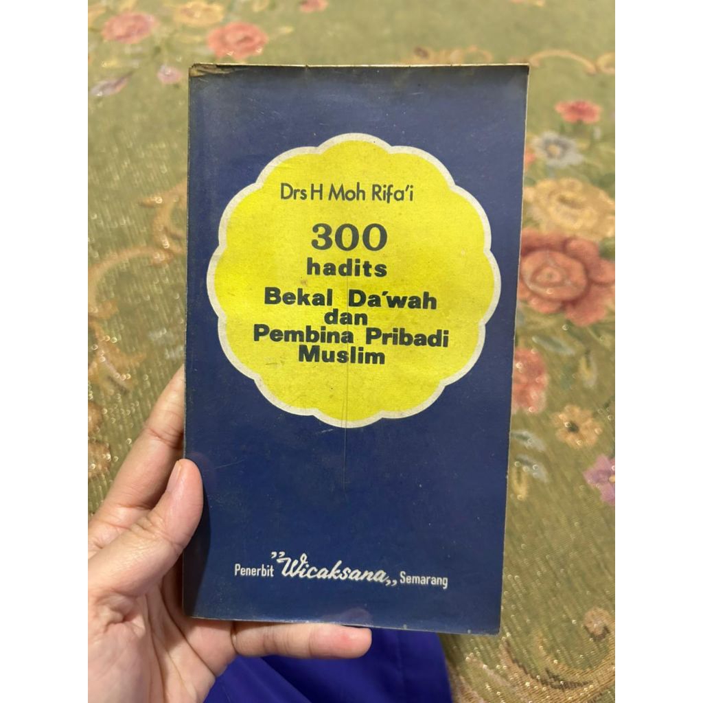 Buku " 300 hadist Bekal Da'wah dan Pembina Pribadi Muslim oleh Drs. H Moh Rifa'i
