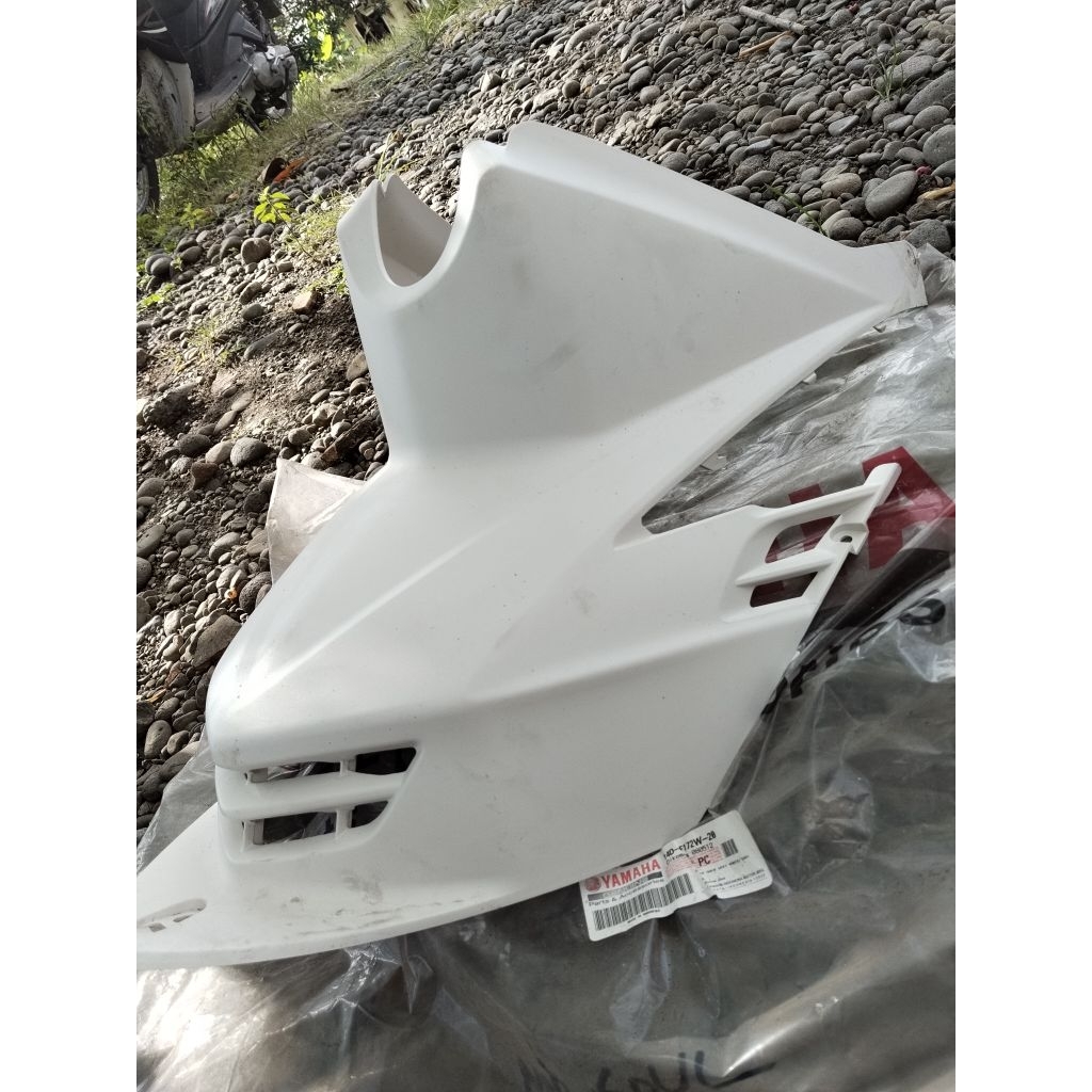 cover mesin cover bawah jok dek mesin cover center Yamaha mio soul Mio Soul karbu putih original NOS